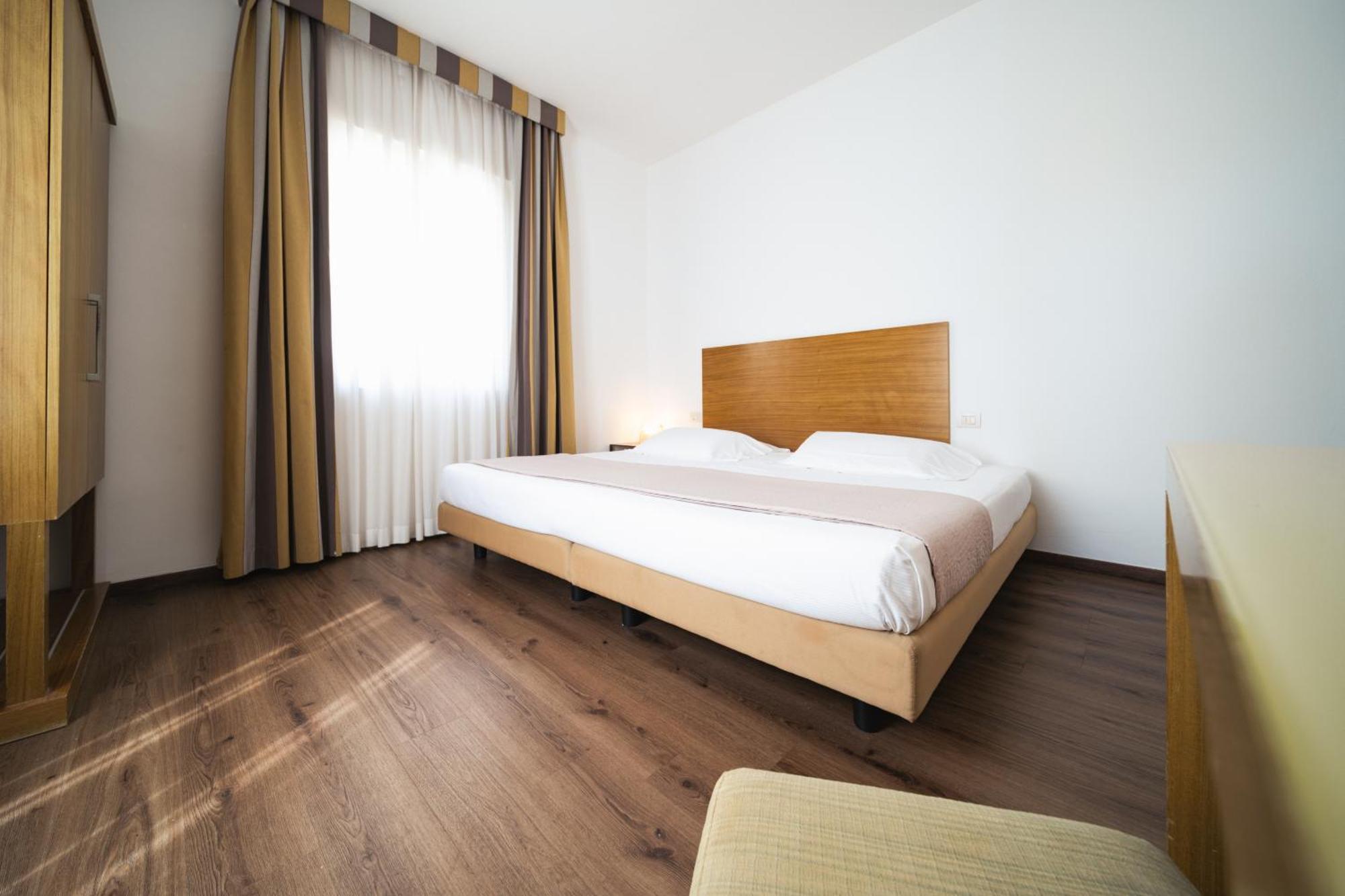 Hotel Trieste Римини Экстерьер фото